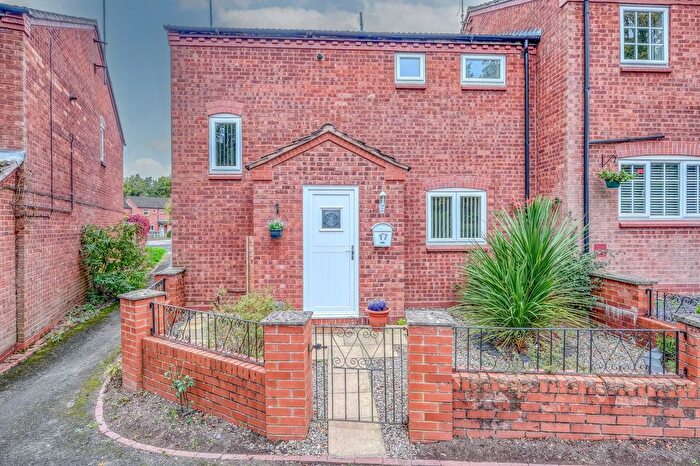3 Bedroom Semi-Detached House For Sale In Lightoak Close, Redditch, B97