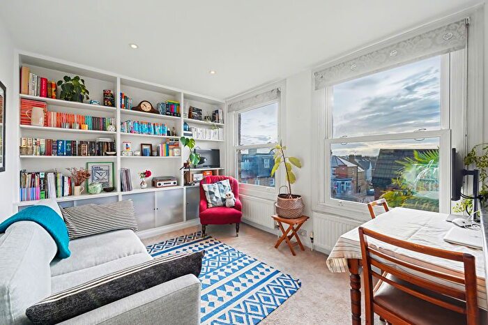 1 Bedroom Flat For Sale In Cathles Road, London, SW12