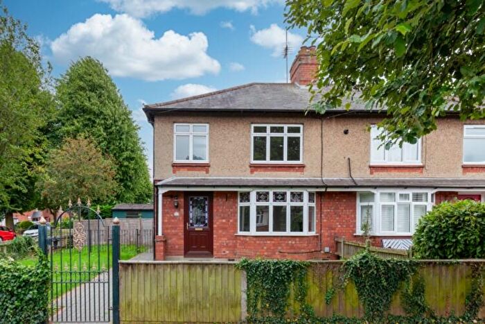 3 Bedroom Semi-Detached House To Rent In Farmfield Road, Banbury, OX16