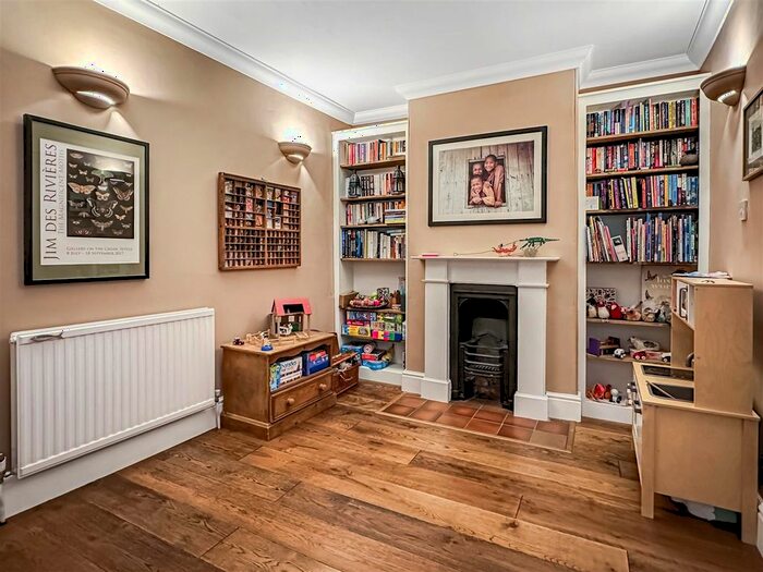 3 Bedroom SemiDetached House For Sale In Victoria Road, Cambridge, CB4