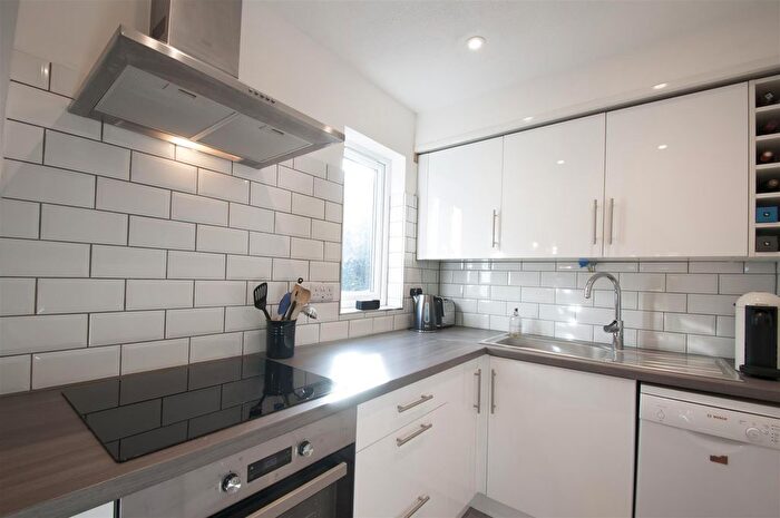 Studio For Sale In Mead Avenue, Slough, SL3