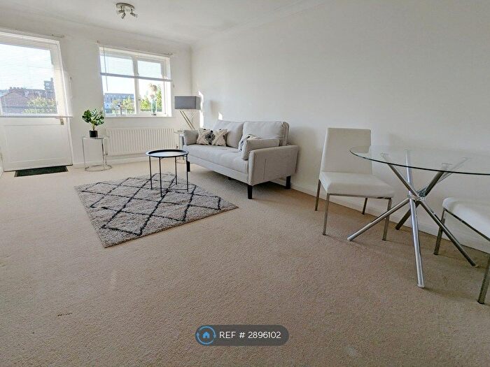 2 Bedroom Flat To Rent In Cedars House, Maidenhead, SL6