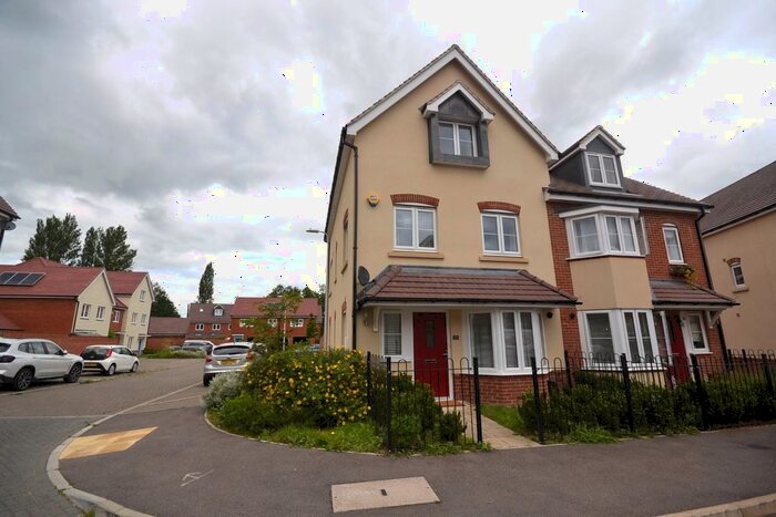 4 Bedroom Property To Rent In Fir Tree Road, Woodley, RG5