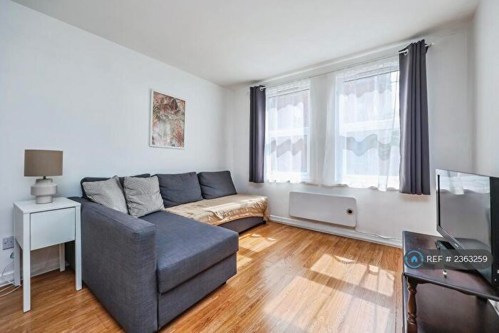 2 Bedroom Flat To Rent In Derwent Court, Nottingham, NG7