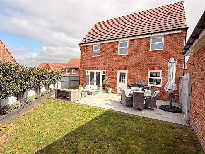 3 Bedroom Detached House For Sale In Great Crescent, Newbury, RG14