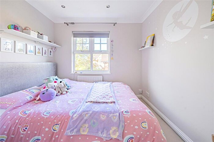 3 Bedroom End Of Terrace House For Sale In Colenso Drive, Mill Hill, London, NW7