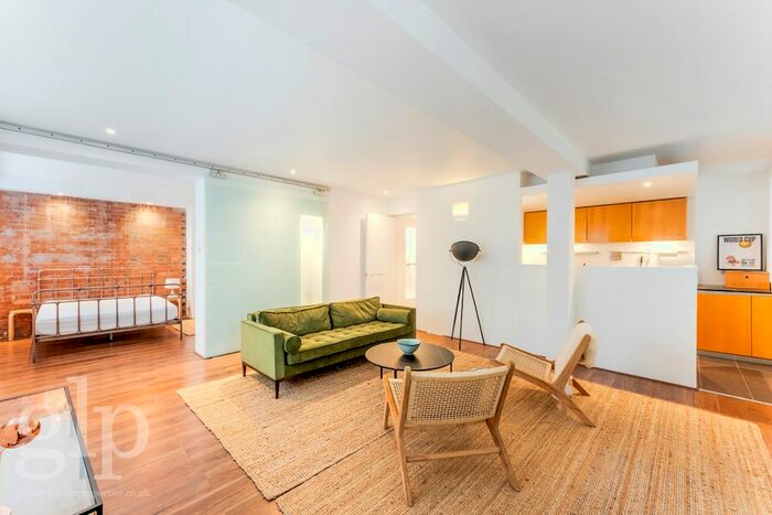 2 Bedroom Flat To Rent In New North Street, London, Greater London, WC1N