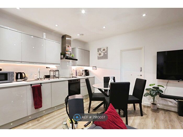 2 Bedroom Flat To Rent In County Road, Swindon, SN1
