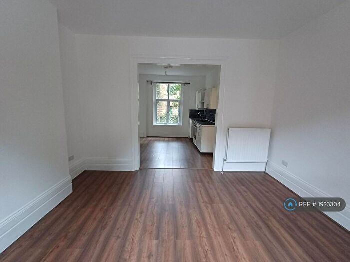 2 Bedroom Flat To Rent In Cressingham Road, London, SE13