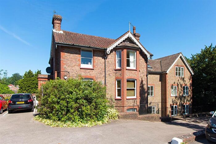 2 Bedroom Flat To Rent In Paddockhall Road, Haywards Heath, RH16