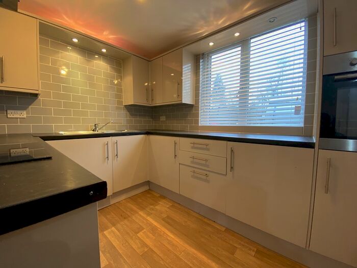 2 Bedroom Flat To Rent In Ffordd Garthorne, Cardiff Bay, Cardiff, CF10