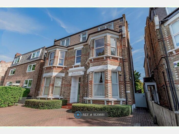 1 Bedroom Flat To Rent In Maple Court, Surbiton, KT5