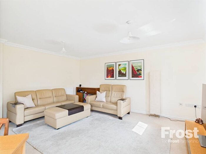 2 Bedroom Flat For Sale In Old Mill Place, Wraysbury, Berkshire, TW19