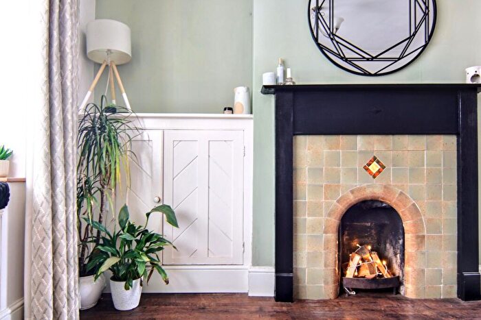 2 Bedroom Terraced House For Sale In Clinton Lane, Kenilworth, CV8