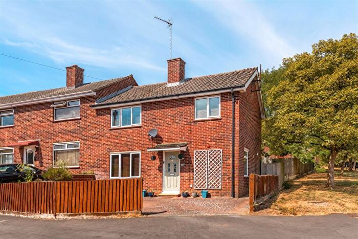3 Bedroom End Of Terrace House For Sale In Margaret Close, Banbury, OX16