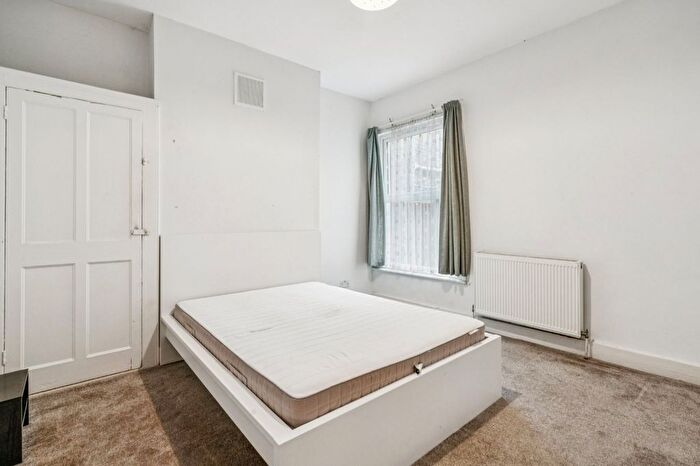 2 Bedroom Flat To Rent In Bickley Street, Tooting Graveney, SW17