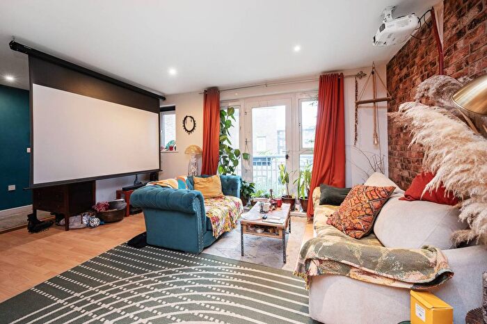 2 Bedroom Flat To Rent In Morton Close, Whitechapel, London, E1