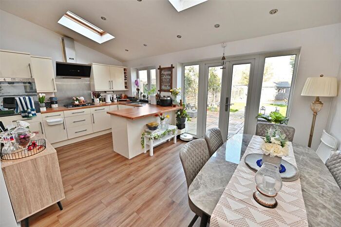 4 Bedroom Semi-Detached House To Rent In Aragon Drive, Ilford, IG6