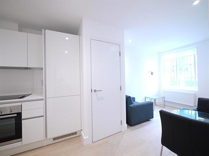 2 Bedroom Flat To Rent In Paisley Court, Clyde Square, London, E14