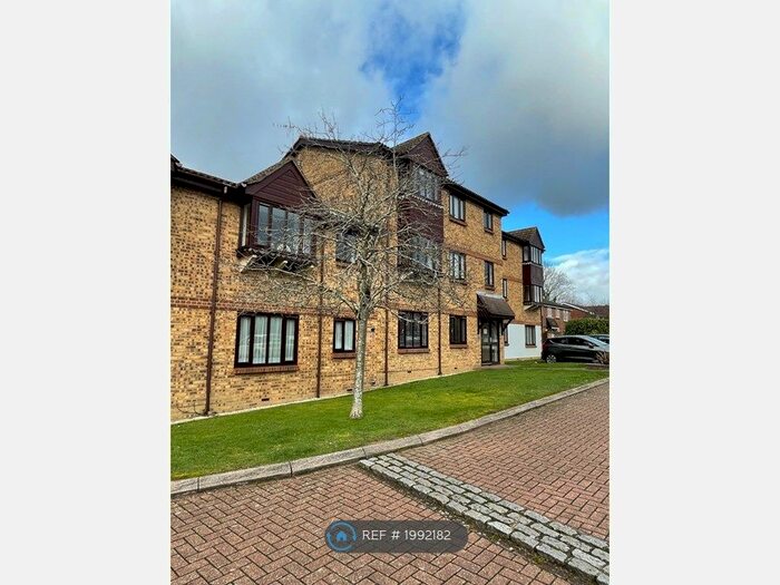 1 Bedroom Flat To Rent In Abbotsbury Court, Horsham, RH13