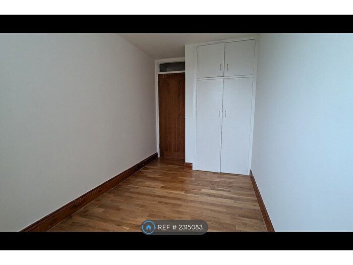 2 Bedroom Flat To Rent In Craigside, Kingston Upon Thames, KT2