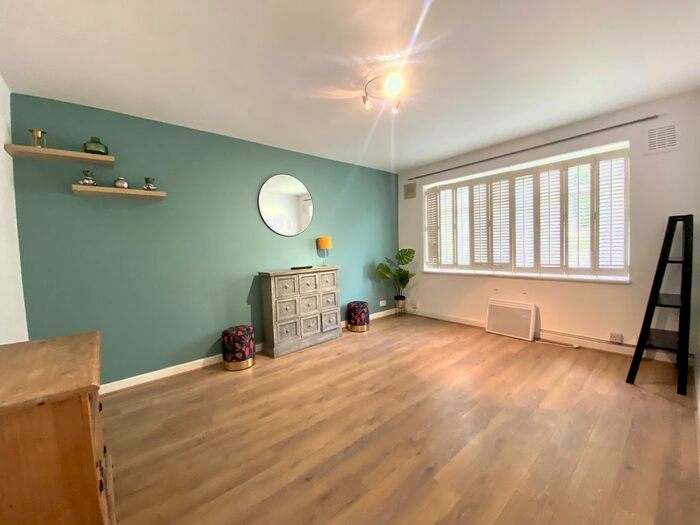 2 Bedroom Flat To Rent In Carlyle Road, Ealing, W5