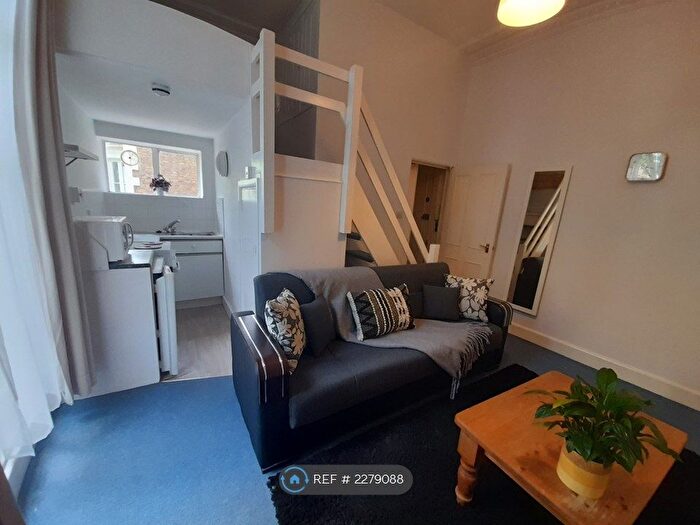 Studio To Rent In Hammersmith Grove, London, W6
