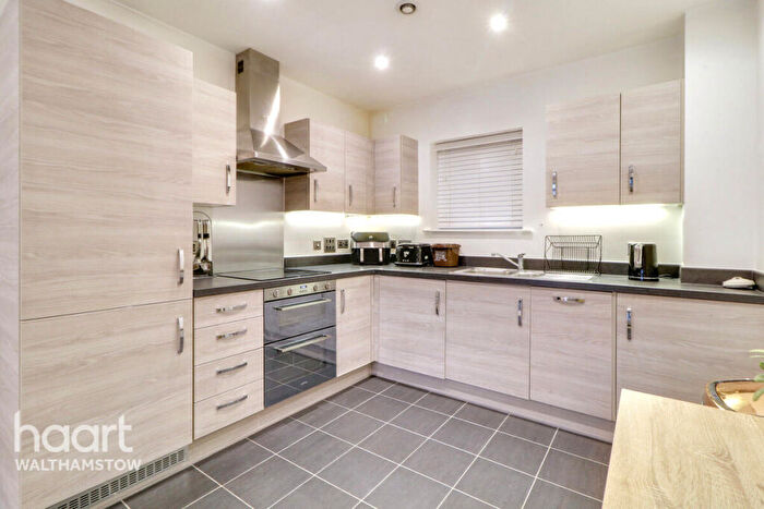 1 Bedroom Apartment For Sale In Thornbury Way, London, E17