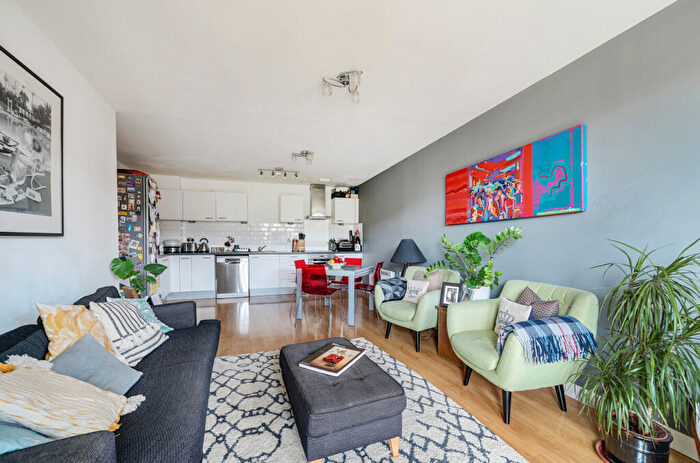 3 Bedroom Apartment To Rent In Fortune Green Road, West Hampstead, London, NW6