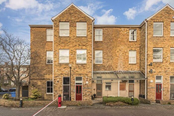 1 Bedroom Flat To Rent In Bridle Close, Kingston, KT1