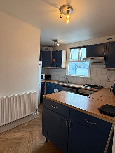 5 Bedroom Flat To Rent In Burdett Road, Mile End, E3