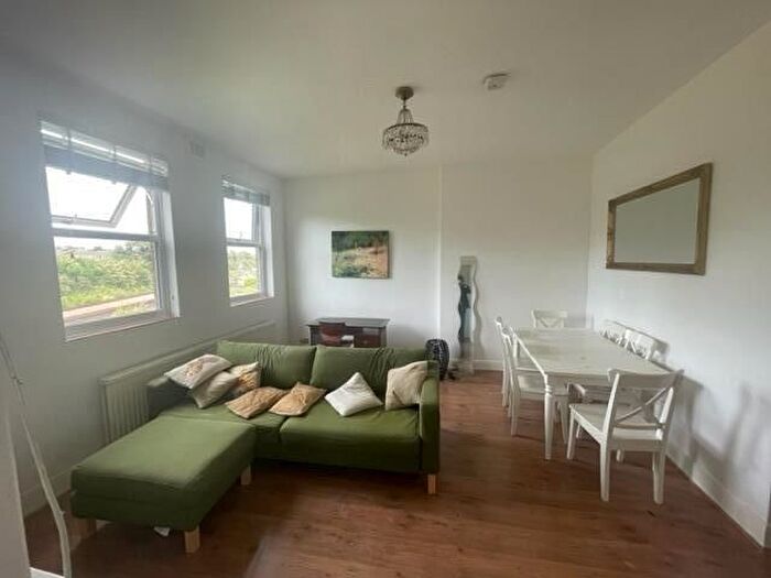 1 Bedroom Flat For Sale In Penge Road, South Norwood, London, SE25
