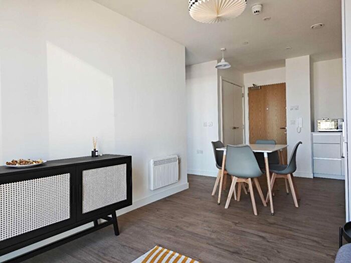 1 Bedroom Apartment To Rent In South Central, Essex Street, B5