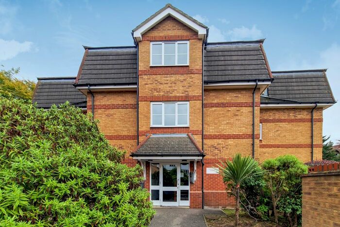 2 Bedroom Garage / Parking To Rent In Chaucer Way, London, SW19