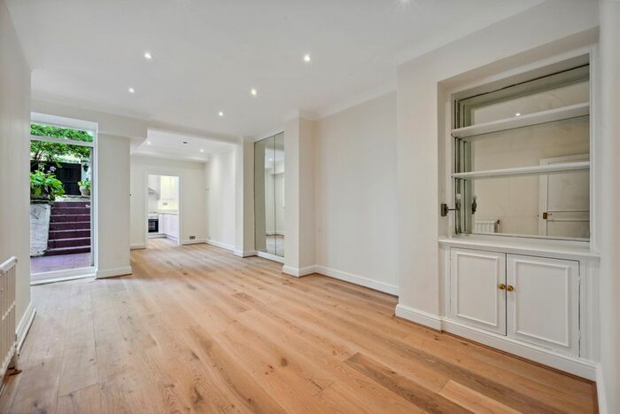 2 Bedroom Flat To Rent In Cadogan Place, London, SW1X