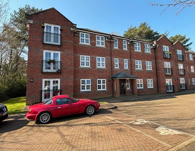 2 Bedroom Flat For Sale In Lime Tree Court, Napsbury Park, AL2