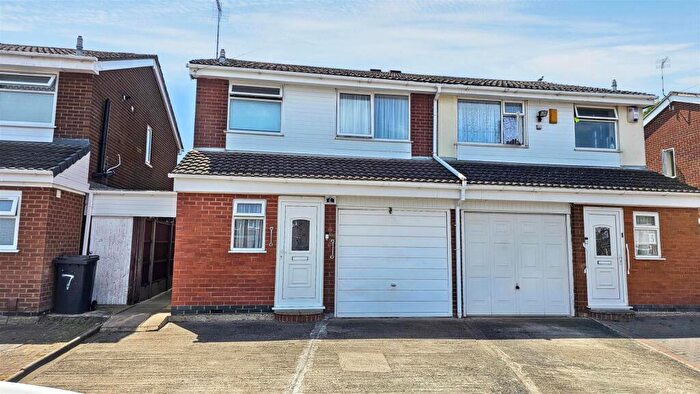 3 Bedroom Semi Detached House For Sale In Woodside Close, Leicester, LE4