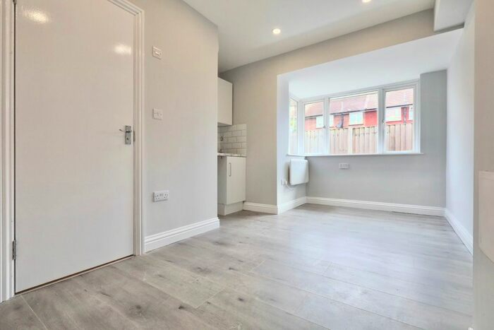 Studio To Rent In Denham Road, Feltham, TW14