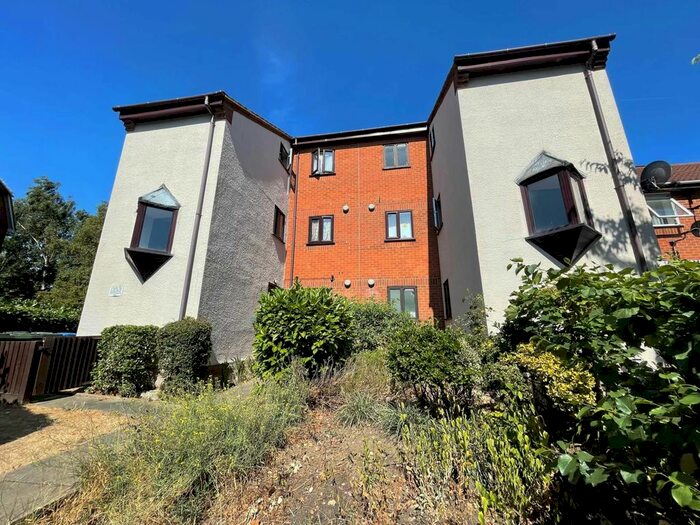 Studio To Rent In Goldfinch Road, London, SE28