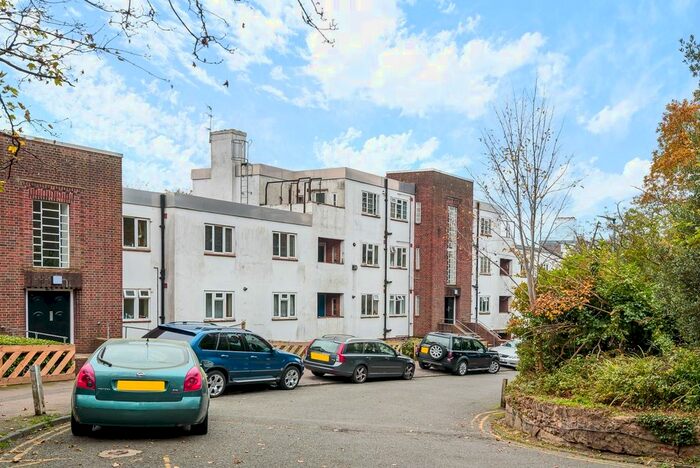 3 Bedroom Flat To Rent In The Woodlands, London, SE19