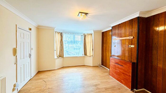 4 Bedroom Semi-Detached House To Rent In Layfield Crescent, London, NW4