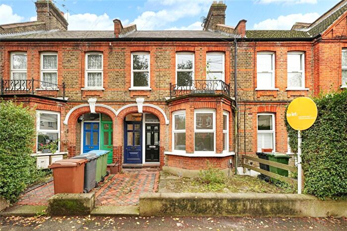 2 Bedroom Flat To Rent In Winns Avenue, Walthamstow, London, E17