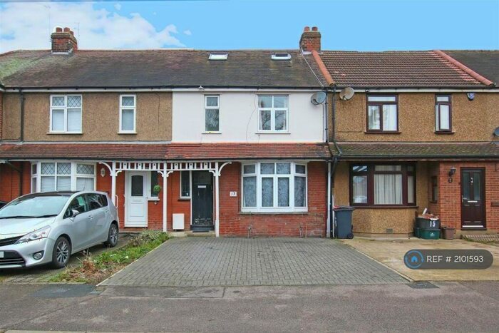 2 Bedroom Maisonette To Rent In Brookfield Gardens, Cheshunt, Waltham Cross, EN8