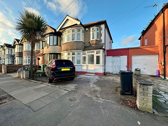 3 Bedroom End Of Terrace House To Rent In Fairlop Road, Barkingide, Ilford, IG6