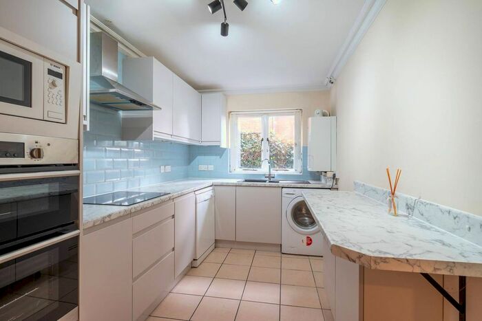 2 Bedroom Flat To Rent In The Downs, Wimbledon, London, SW20