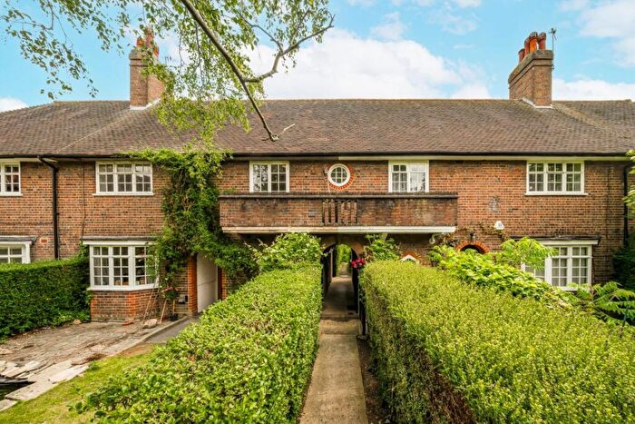 2 Bedroom Flat To Rent In Neale Close, London, N2