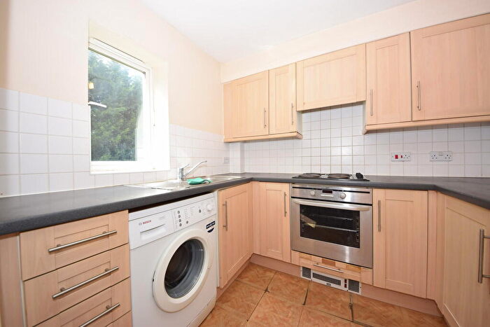 2 Bedroom Apartment To Rent In Park Avenue, Ilford, IG1