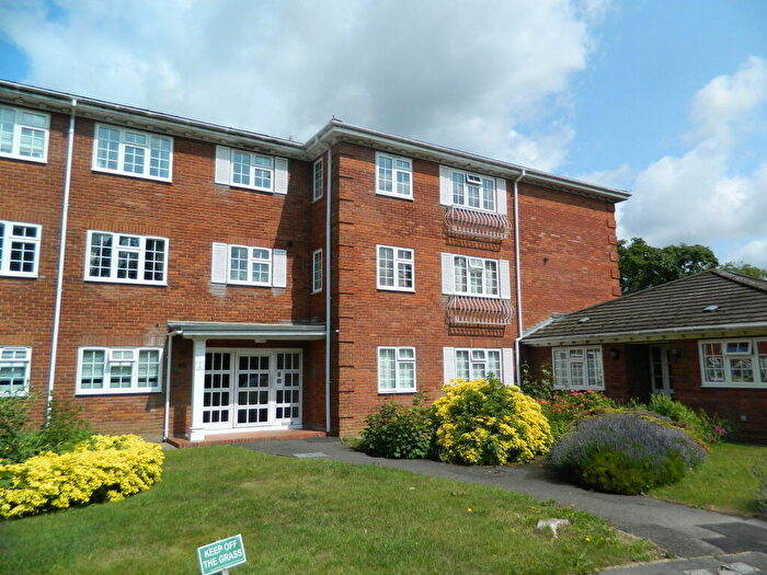 2 Bedroom Flat To Rent In Hillmead Court, Taplow, Buckinghamshire, SL6