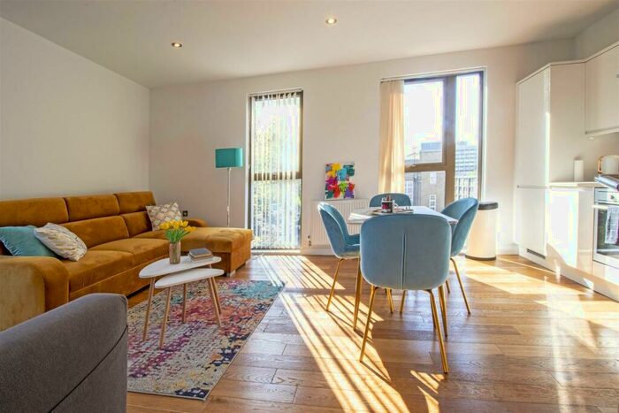 2 Bedroom Apartment To Rent In Crondall Street, Hoxton, N1