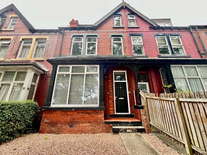 2 Bedroom Flat To Rent In Noster Hill, Leeds, LS11